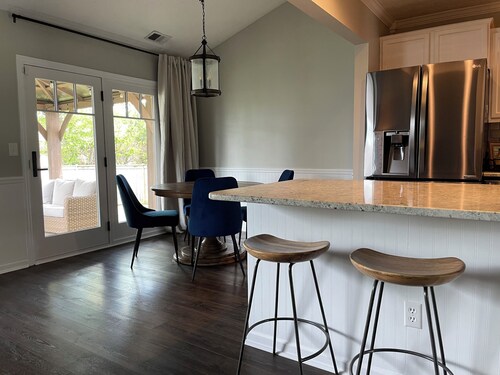 3-bedroom King Suite Garage with WiFi