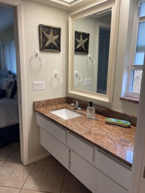 Douche, sĂšche-cheveux, serviettes fournies, savon