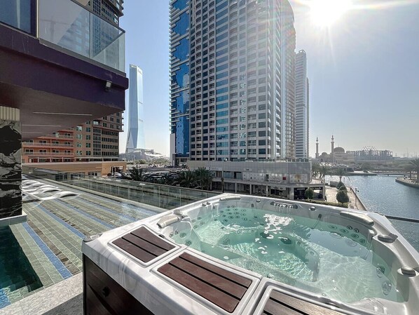 Outdoor spa tub