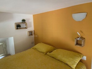 2 Schlafzimmer, Schreibtisch, Bügeleisen/Bügelbrett, Reisekinderbett