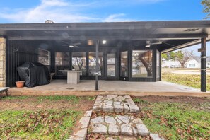 Terrace/patio - NEW! Lake House at Granbury (Granbury)