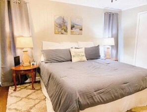 4 間睡房、書桌、熨斗/熨衫板、可攜式嬰兒床