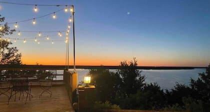 Lakefront fun for 14+pets w/game room deck sunsets