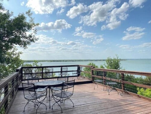 Lakefront fun for 14+pets w/game room deck sunsets