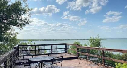 Lakefront fun for 14+pets w/game room deck sunsets