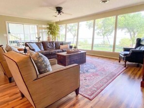 Smart TV, caminetto, tavolo da calcetto, tavolo da ping pong