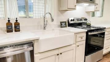 Geladeira, micro-ondas, fogão, cooktop