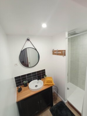 Douche, sèche-cheveux, serviettes fournies, savon