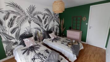 2 bedrooms, travel crib, free WiFi, bed sheets
