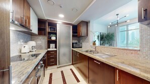 Jääkaappi, mikroaaltouuni, uuni, liesi