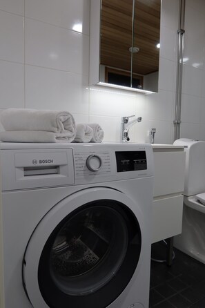 Sèche-cheveux, bidet, serviettes fournies, savon