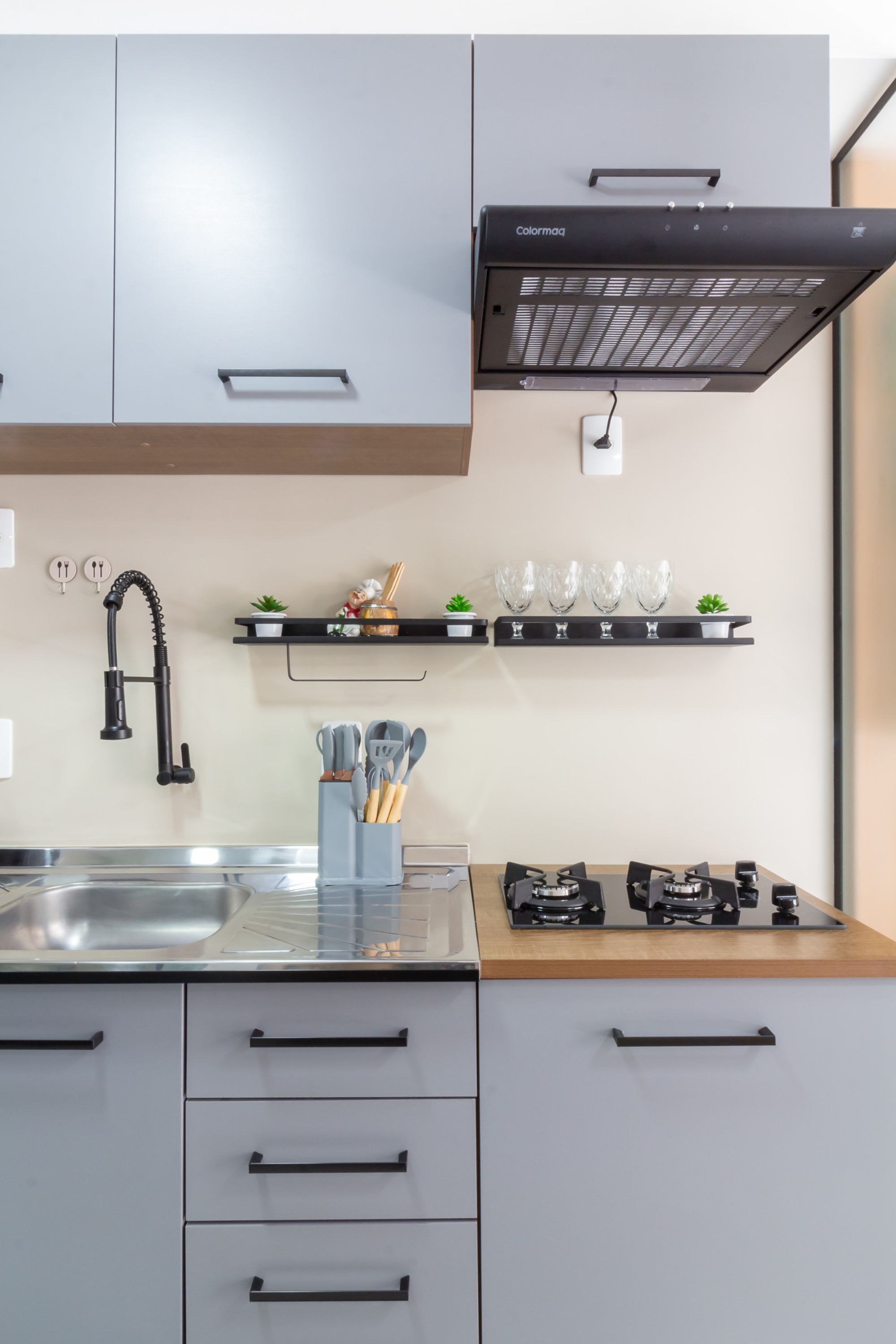 Geladeira, micro-ondas, cooktop, cafeteira/chaleira