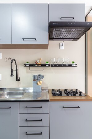 Réfrigérateur, micro-ondes, plaque de cuisson, cafetière/bouilloire