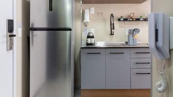 Geladeira, micro-ondas, cooktop, cafeteira/chaleira