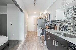 Frigorífico, microondas, horno y placa de cocina