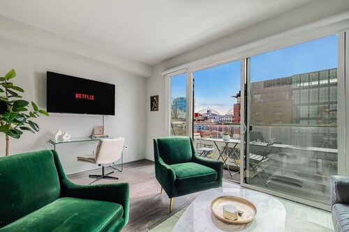 The Astra Suite | Walk to Stadiums!