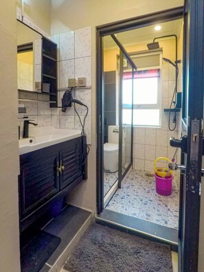 Douche, sèche-cheveux, bidet, serviettes fournies