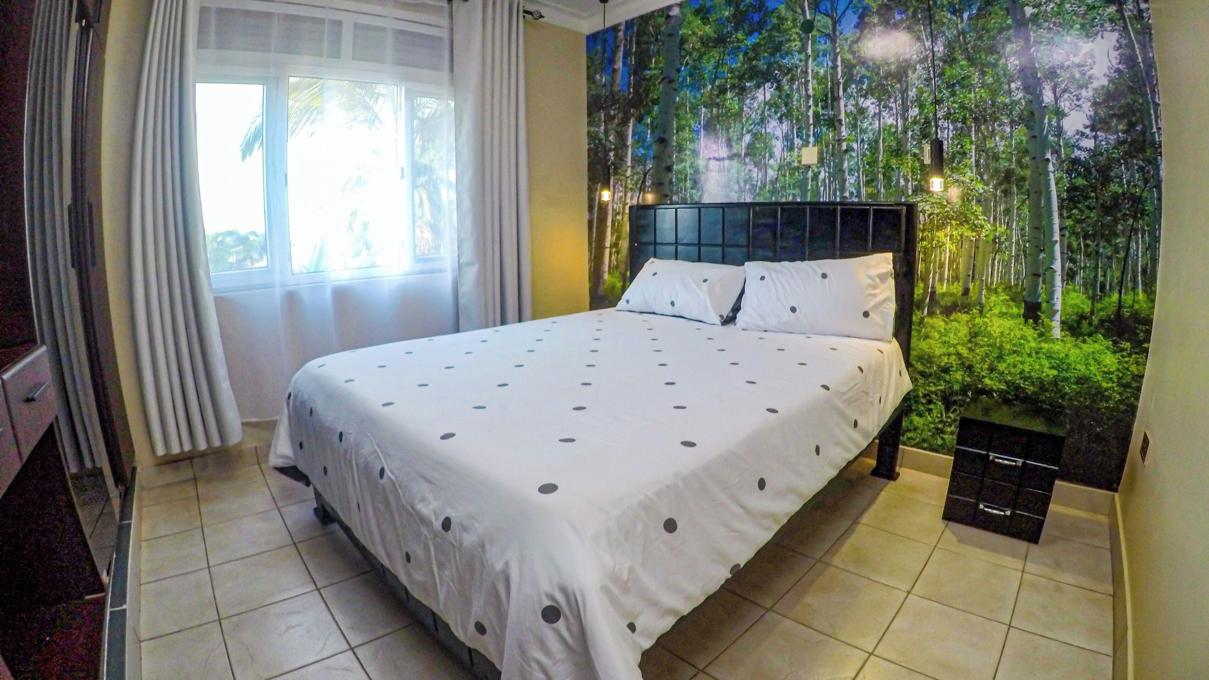 2 makuuhuonetta, tallelokero huoneessa, työpöytä, silitysrauta/-lauta