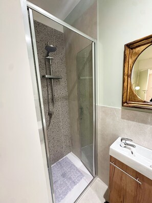 淋浴设施、吹风机、毛巾、肥皂