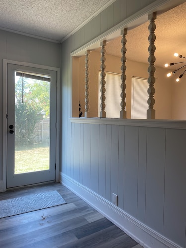 Spacious 5-bedroom house, 2 living areas, in Tulsa, centralized location!