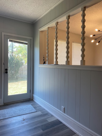 Spacious 5-bedroom house, 2 living areas, in Tulsa, centralized location!