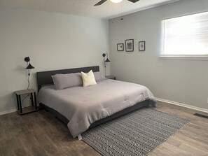 5 bedrooms, iron/ironing board, WiFi, bed sheets - Spacious 5-bedroom house, 2 living areas, in Tulsa, centralized location! (Tulsa)