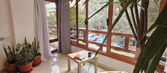 Unbeatable Maadi 3BR: Prime Spot. A/C, WiFi, Free Amenities