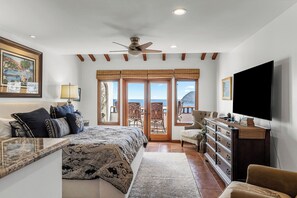 2 habitaciones, escritorio y tabla de planchar con plancha 