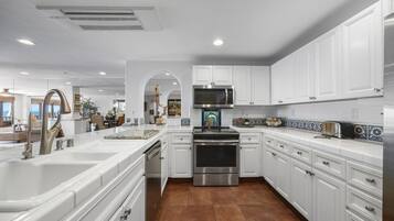 KylskÄp, mikrovÄgsugn, ugn och spishÀll