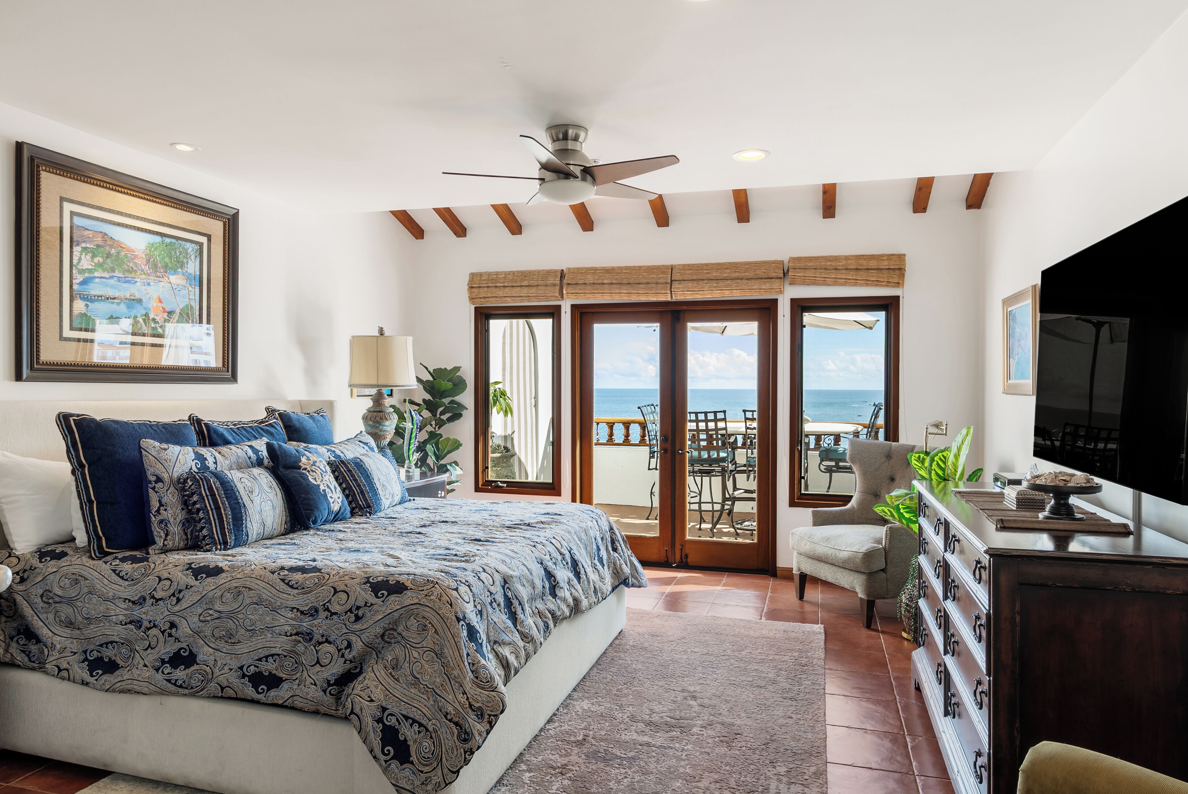 2 camere, una scrivania, ferro/asse da stiro, culla da viaggio