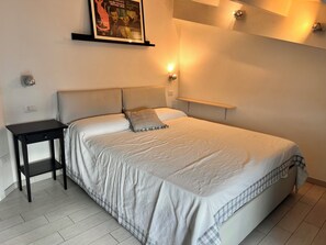 1 bedroom, travel crib, bed sheets