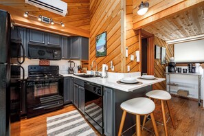 Een koelkast, een magnetron, een oven, een kookplaat