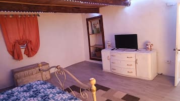 2 bedrooms, desk, travel crib, free WiFi