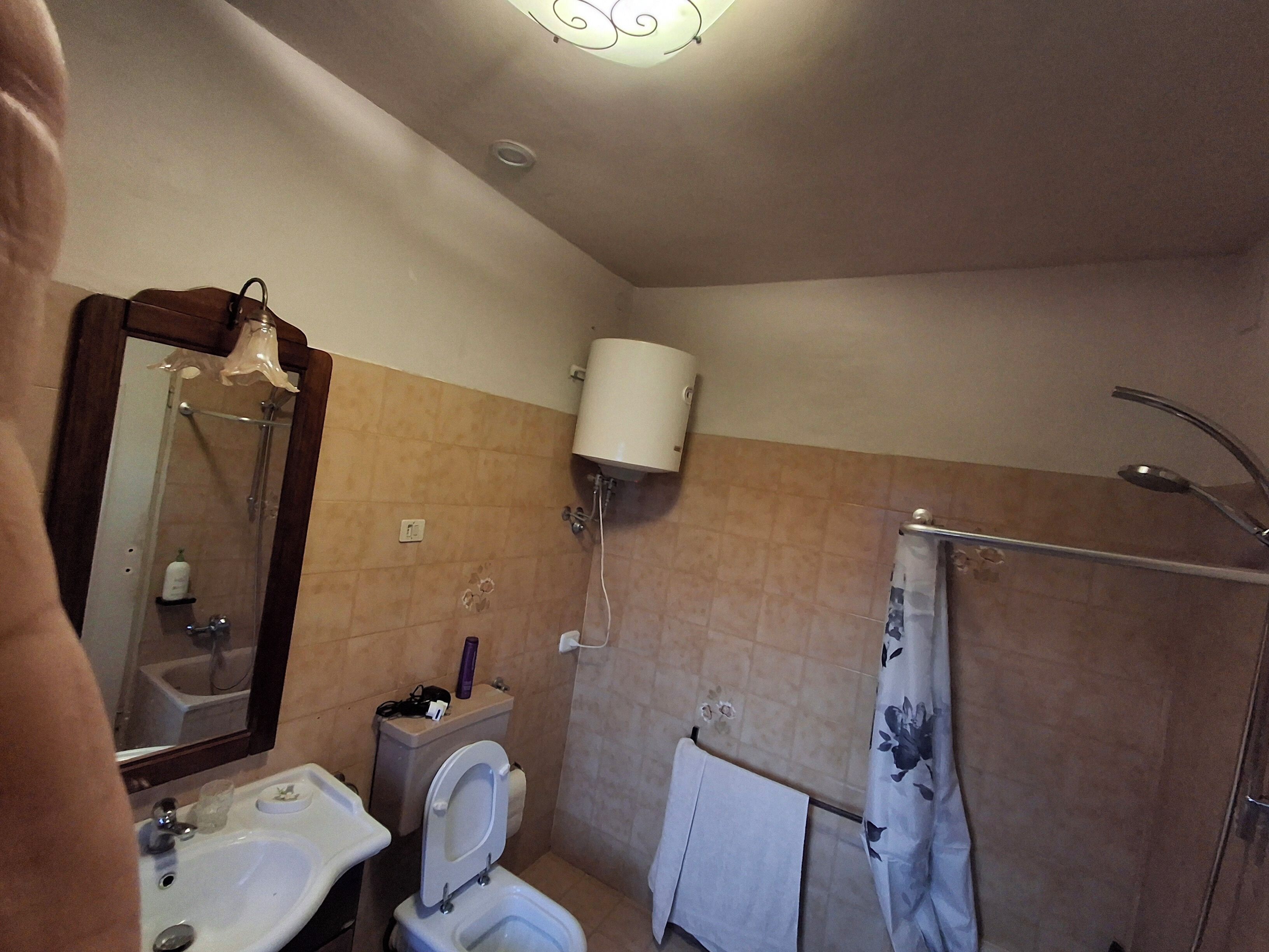 Secador de pelo, bidet, toallas, jabón