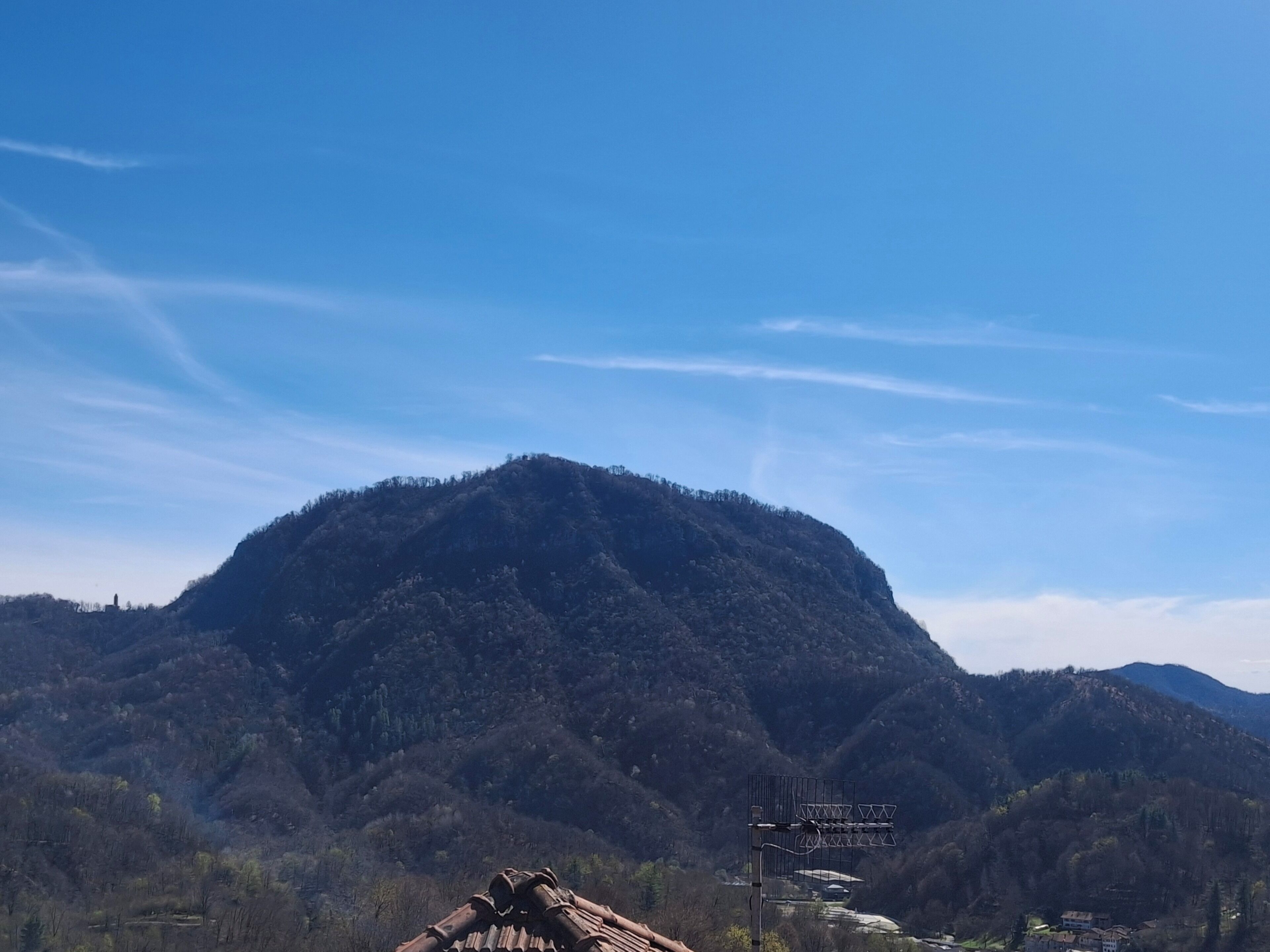 Una muntanya sota un cel serè.
