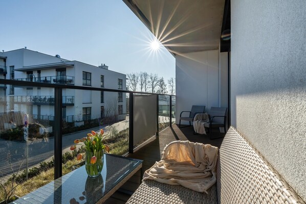 Apartment | Balcony - Apartment in Dziwnow With River View & Spa (Dziwnów)