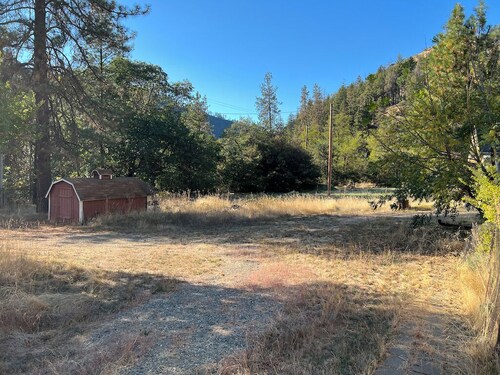 Private 1-bedroom 1-bathroom guest suite in the forested area of Trinity County.