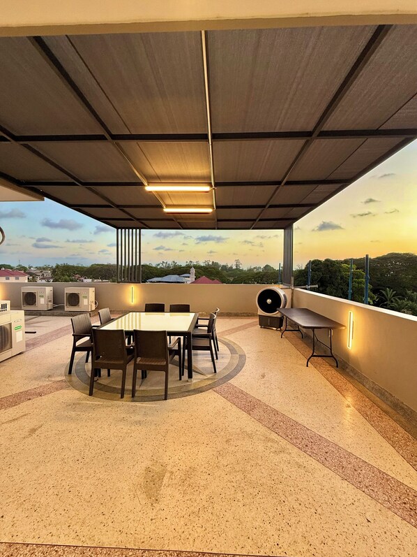 Outdoor dining - Charming 2-bedroom Apartment with AC, WiFi in beautiful Zanzibar stonetown (Zanzibar)