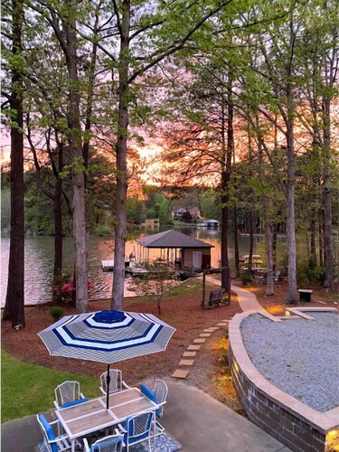Lakefront, Hot Tub, Firepit, 6BR house, Pet Friendly, , Game room, Kayaks