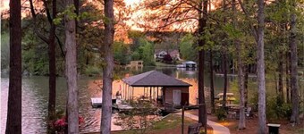 Lakefront, Hot Tub, Firepit, 6BR house, Pet Friendly, , Game room, Kayaks