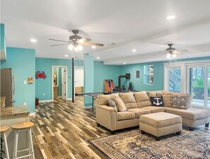 Smart TV, chimenea, tenis de mesa y libros 
