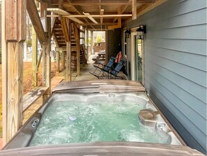 Terrace/patio - Lakefront, Hot Tub, Firepit, 6BR house, Pet Friendly, , Game room, Kayaks (Henrico)