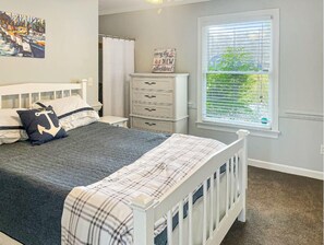 6 bedrooms, desk, free WiFi, bed sheets - Lakefront, Hot Tub, Firepit, 6BR house, Pet Friendly, , Game room, Kayaks (Henrico)