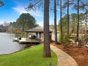 Terrace/patio - Lakefront, Hot Tub, Firepit, 6BR house, Pet Friendly, , Game room, Kayaks (Henrico)