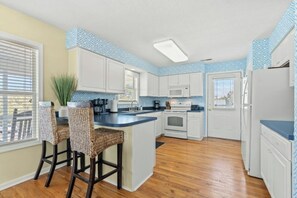 Frigorifero, microonde, forno, piano cottura