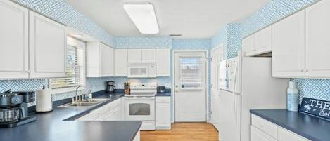 Refrigerador, microondas, horno y parrilla de estufa