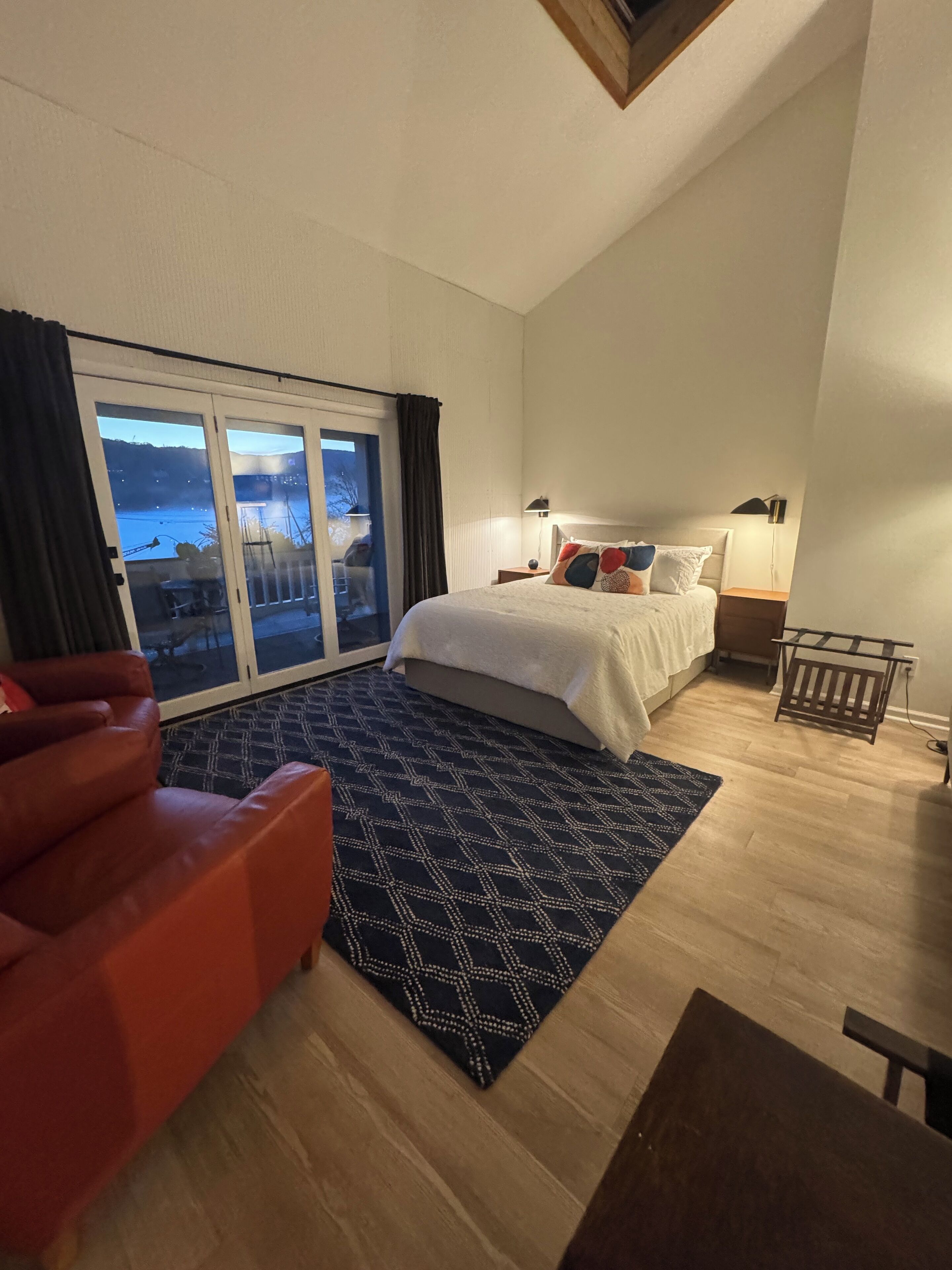 2 bedrooms, desk, iron/ironing board, WiFi