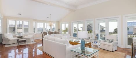 Fernseher, Tischtennisplatte