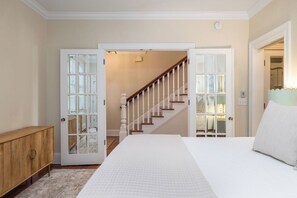 5 bedrooms, iron/ironing board, internet, bed sheets