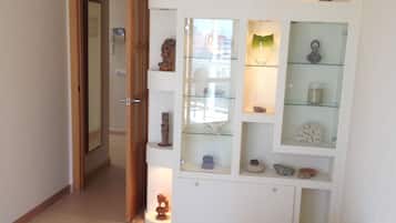 Apartment, 2 Bedrooms, Accessible, Smoking | Living room